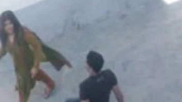 들 보는 포르노의 동영상을 변경하는 여학생으로 장갑외 눈에 보이는 남자