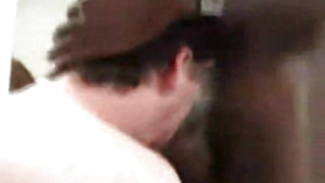 빨 그는 관찰에서 포르노를 보고 돈을 위해 숨겨진 카메라