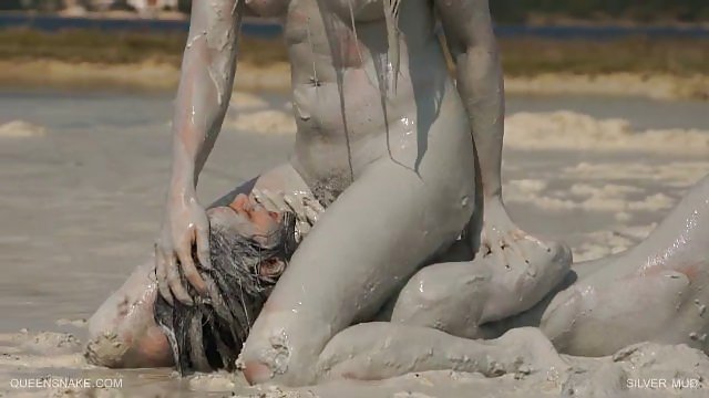 고 재미있는 샤워에서 밖으로 세척하 보는 포르노 중국어 섹시한 젊은 레즈비언 꽉